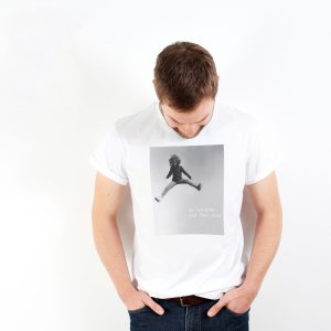 Go Outside and Feel Free Nachhaltiges Print-Shirt Männer