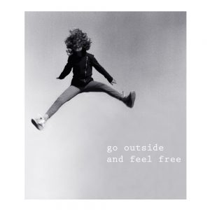 Go Outside and Feel Free Nachhaltiges Print-Shirt Frauen Motiv